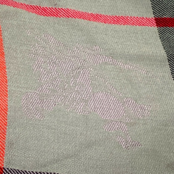 Burberry scarf π§£gray red black 100% cashmere made in Scotland 54β by 72β unisex - Picture 7 of 16